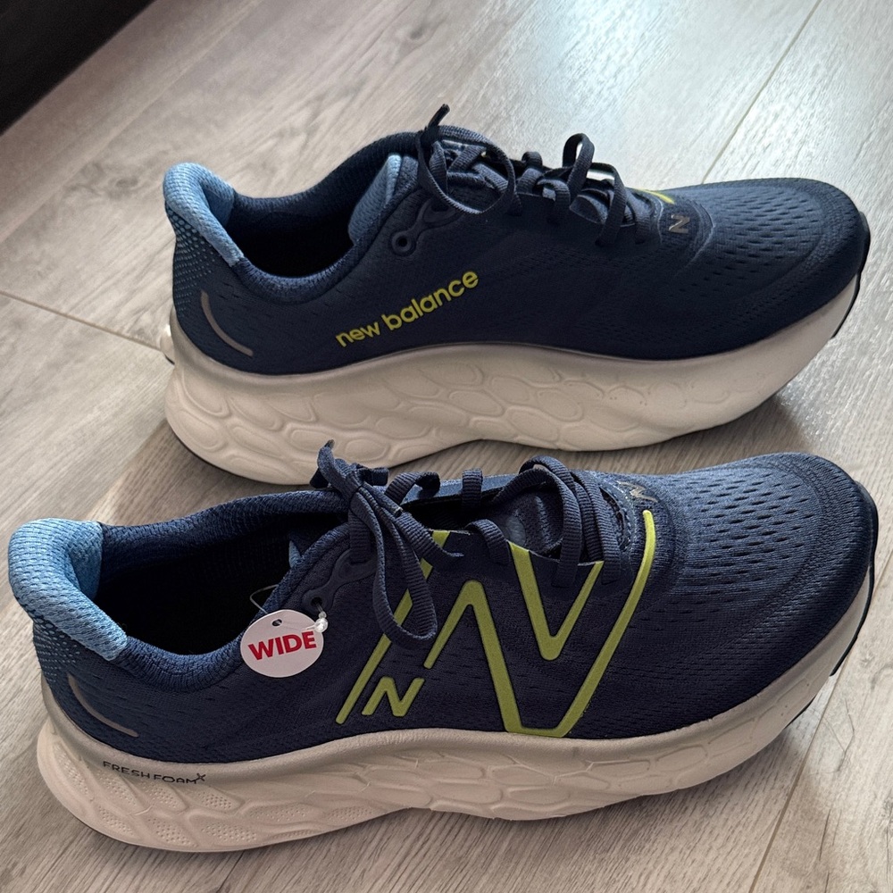 New Balance fresh foam men’s sneakers 9.5. 2E wide new